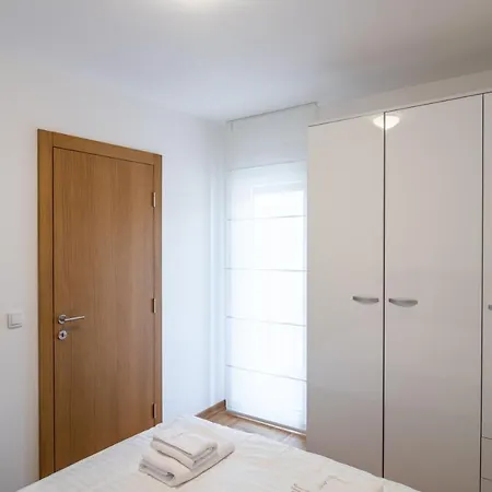7 & Free Parking Apartment *