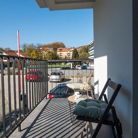 Apartment 7 & Free Parking *