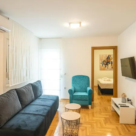 7 & Free Parking Apartment *